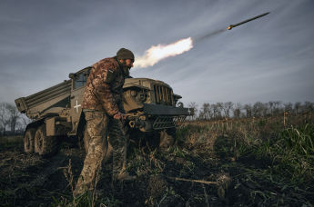  Украинский военный запускает ракеты из РСЗО «Град»