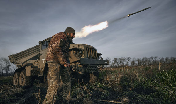 Украинский военный запускает ракеты из РСЗО «Град»