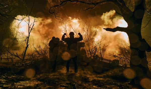 Украинские солдаты ведут артиллерийский огонь по российским позициям