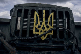 Государственный герб Украины на военном грузовике