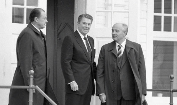 Генеральный секретарь ЦК КПСС Михаил Горбачев (справа) и Президент США Рональд Рейган (в центре) перед началом встречи на высшем уровне в Рейкьявике, Исландия, 1986 год