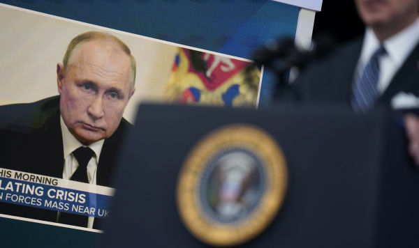 Президент Джо Байден во время выступления, на фоне фотографии президента России Владимира Путина, в Вашингтоне, 22 июня 2022 года
