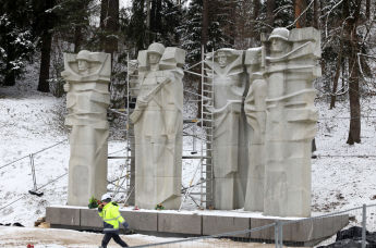 Демонтаж стел мемориала советским воинам на Антакальнисском кладбище, Литва, 7 декабря 2022