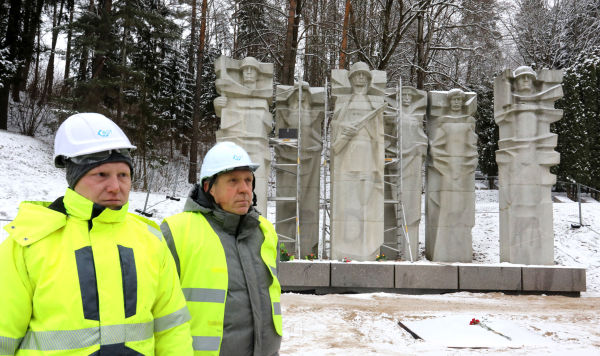 Демонтаж стел мемориала советским воинам на Антакальнисском кладбище, Литва, 7 декабря 2022