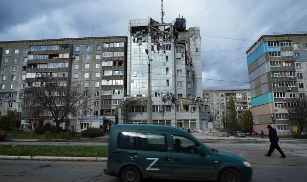 Здание гостиницы, поврежденное в результате обстрела ВСУ из РСЗО HIMARS, Алчевск, 31 октября 2022