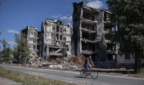 Разрушенные дома на одной из улиц в Северодонецке