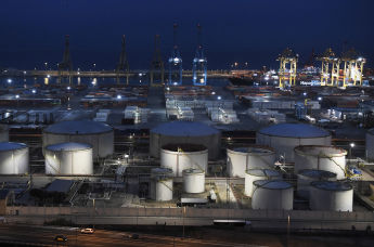Терминал сжиженного природного газа (СПГ) в порту Барселоны, Испания