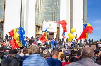 Участники антиправительственной протестной акции у здания администрации президента Молдавии в Кишиневе, 25 сентября 2022