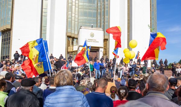 Участники антиправительственной протестной акции у здания администрации президента Молдавии в Кишиневе, 25 сентября 2022