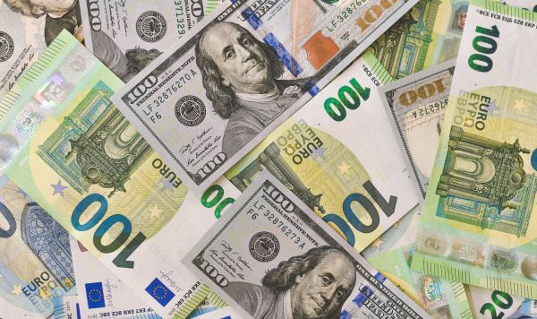 Купюры доллар и евро