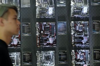 Стена с материнскими платами на выставке в Тайване