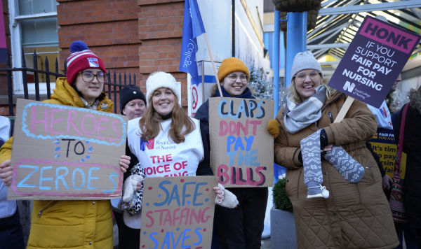 Медсестры во время пикета возле больницы на Грейт-Ормонд-стрит в Лондоне, 15 декабря 2022 года