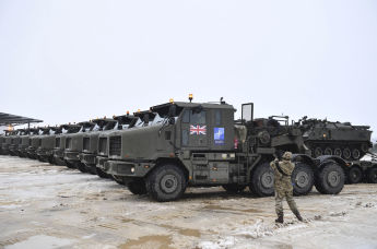 Танки, загруженные на платформы военных грузовиков в составе дополнительных британских войск и военной техники, прибывают на эстонскую базу боевой группы НАТО в Тапе, Эстония, 25 февраля 2022