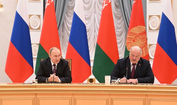 Президент РФ Владимир Путин и президент Белоруссии Александр Лукашенко во время встречи в Минске в расширенном составе, 19 декабря 2022