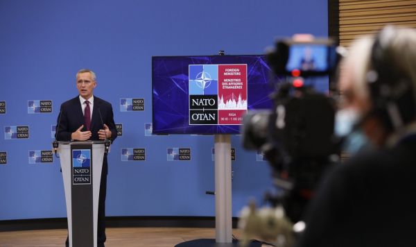 Генеральный секретарь НАТО Йенс Столтенберг вовремя обзора встречи министров иностранных дел стран НАТО в Риге, 26 ноября 2021