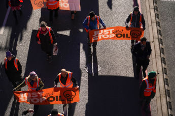 Активисты из группы Just Stop Oil на акции протеста, Лондон, Великобритания, 6 декабря 2022 год