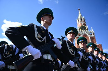 Военнослужащие парадных расчетов во время генеральной репетиции парада в честь 76-й годовщины Победы в Великой Отечественной войне в Москве