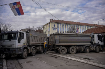 Дорожная баррикада, установленная в разделенном городе Митровица, 28 декабря 2022