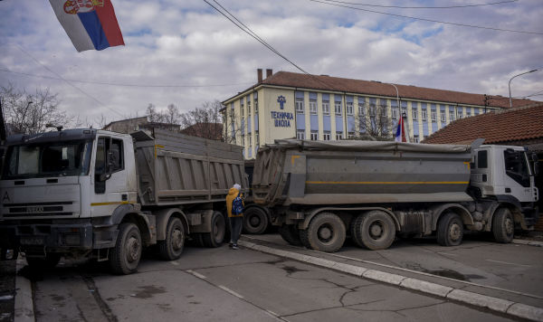 Дорожная баррикада, установленная в разделенном городе Митровица, 28 декабря 2022