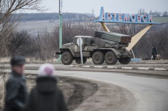 Надпись "Артемовск" на въезде в город Артемовск, 6 февраля 2015 года