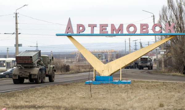 Надпись "Артемовск" на въезде в город Артемовск, 6 февраля 2015 года