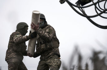 Украинские солдаты несут снаряд. Архивное фото