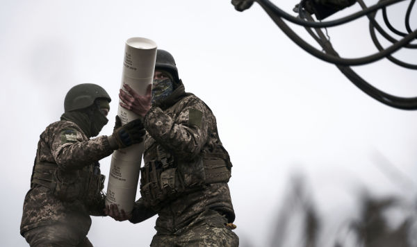 Украинские солдаты несут снаряд. Архивное фото