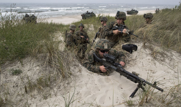 Морские пехотинцы США принимают участие в десантной операции во время военных учений Baltops 2018 в Балтийском море, Литва,  4 июня 2018