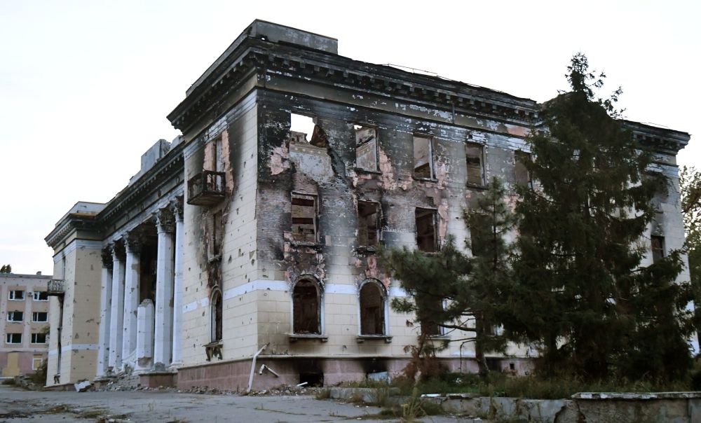 Пострадавшее в результате боевых действий здание в Лисичанске