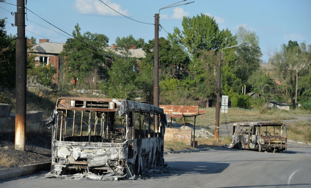 Подбитые и сгоревшие автобусы на въезде в Лисичанск.
