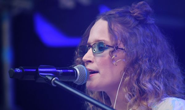Певица Монеточка выступает на фестивале "Боль" в культурном центре ЗИЛ в Москве