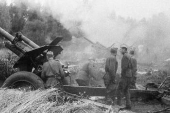 Советские артиллеристы ведут огонь по немецким позициям в районе города Апе на северо-востоке Латвии