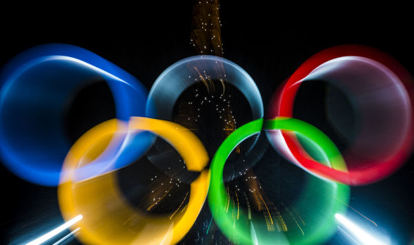 Олимпийские кольца на площади Трокадеро в Париже