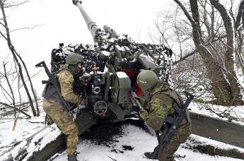 Артиллеристы вооруженных сил РФ заряжают гаубицу "Мста-Б" в южном секторе СВО