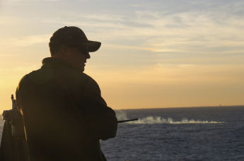 Командир десантного корабля USS Carter Hall (LSD 50) Брэд А. Фэнчер наблюдает за полетом обломков высотного аэростата-разведчика у побережья Южной Каролины, 4 февраля 2023 года