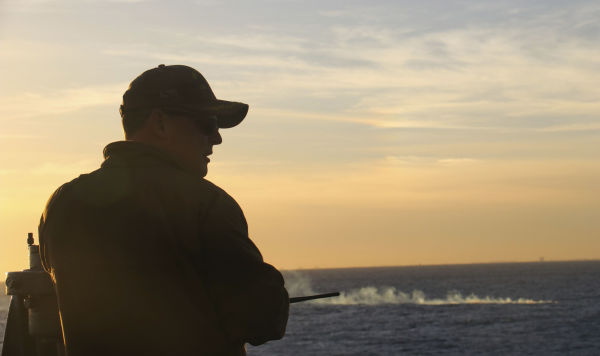 Командир десантного корабля USS Carter Hall (LSD 50) Брэд А. Фэнчер наблюдает за полетом обломков высотного аэростата-разведчика у побережья Южной Каролины, 4 февраля 2023 года