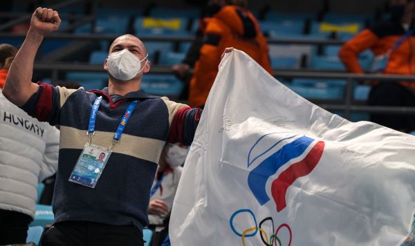 Болельщик поддерживает российских спортсменок (команда ОКР). Архивное фото