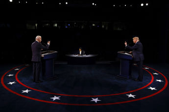 Дональд Трамп и  Джо Байден, участвуют в президентских дебатах в Бельмонтском университете, 22 октября 2020