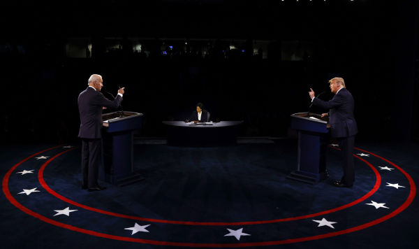 Дональд Трамп и  Джо Байден, участвуют в президентских дебатах в Бельмонтском университете, 22 октября 2020