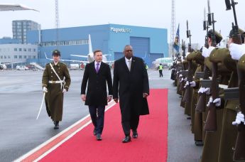 Министр обороны Эстонии Ханно Певкур и министр обороны США Ллойд Остин в Таллине, Эстония, 16 февраля 2023