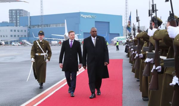 Министр обороны Эстонии Ханно Певкур и министр обороны США Ллойд Остин в Таллине, Эстония, 16 февраля 2023