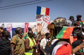Демонстрант держит плакаты во время акции протеста с требованием вывода посла Франции, Уагадугу, 20 января 2023 год