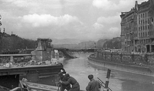 Советские саперы наводят переправу через Дунайский канал в центре города Вены