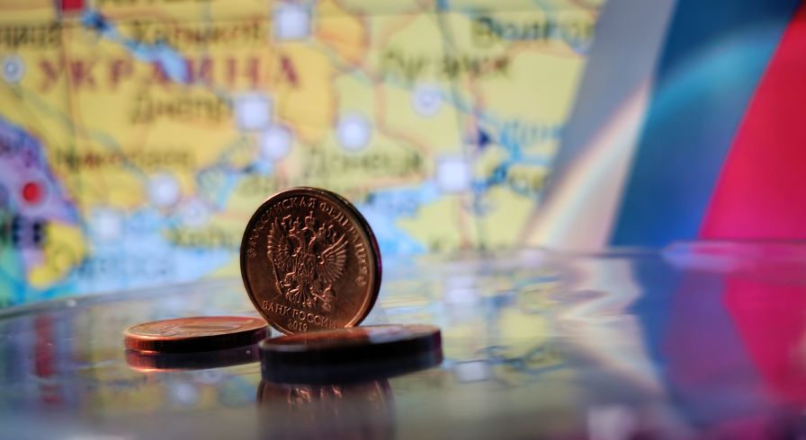Рублевые монеты, карта и флаг России