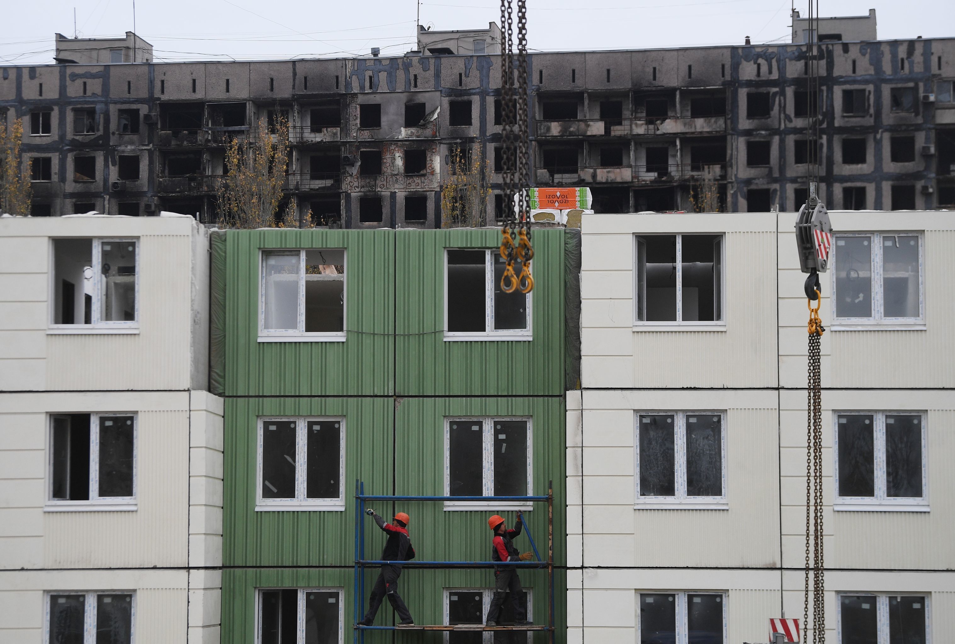 Рабочие во время строительства нового жилого дома на одной из улиц Мариуполя