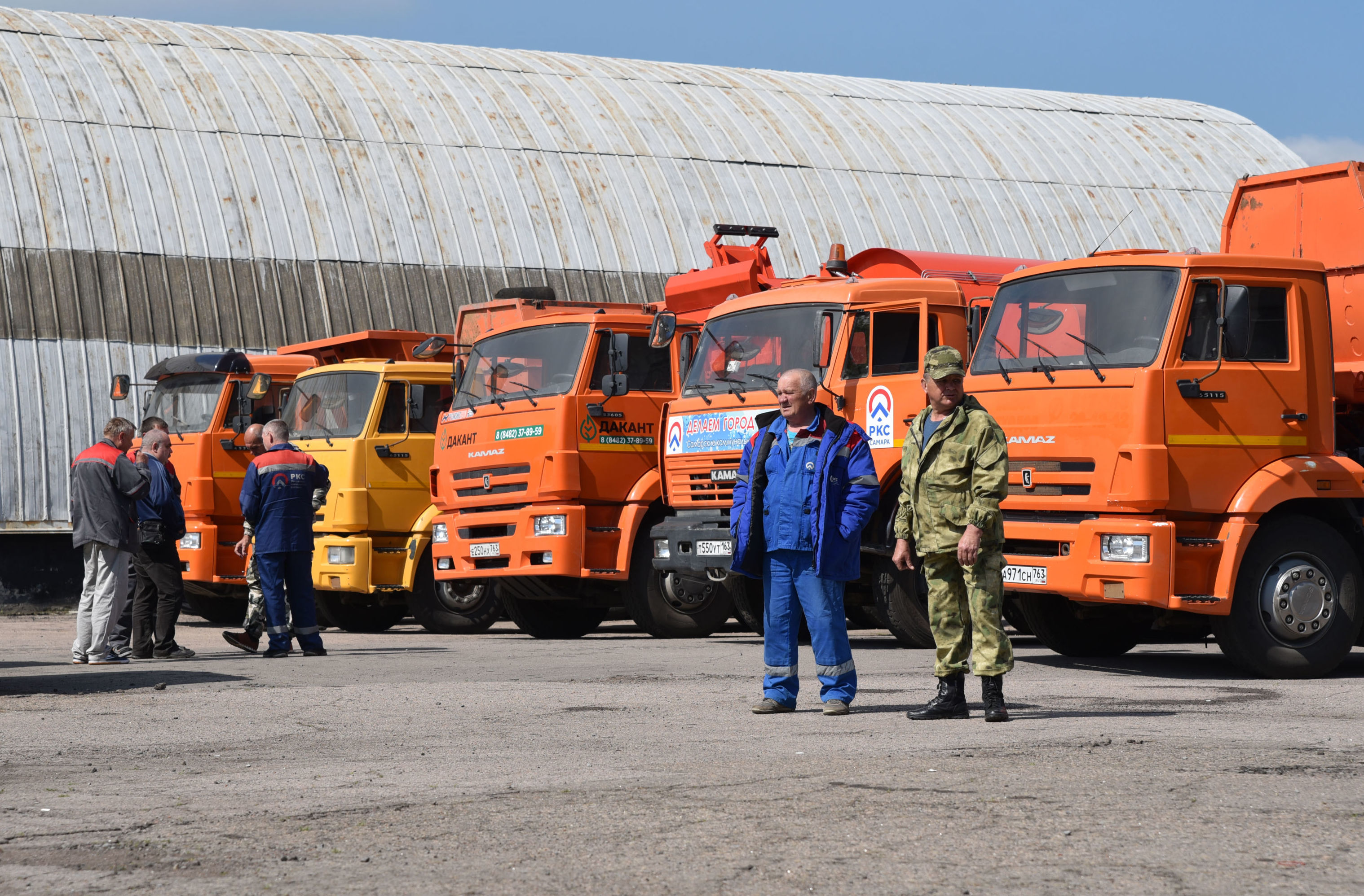 Автомобили коммунальной службы во время передачи техники из Самарской области в город Снежное Донецкой области