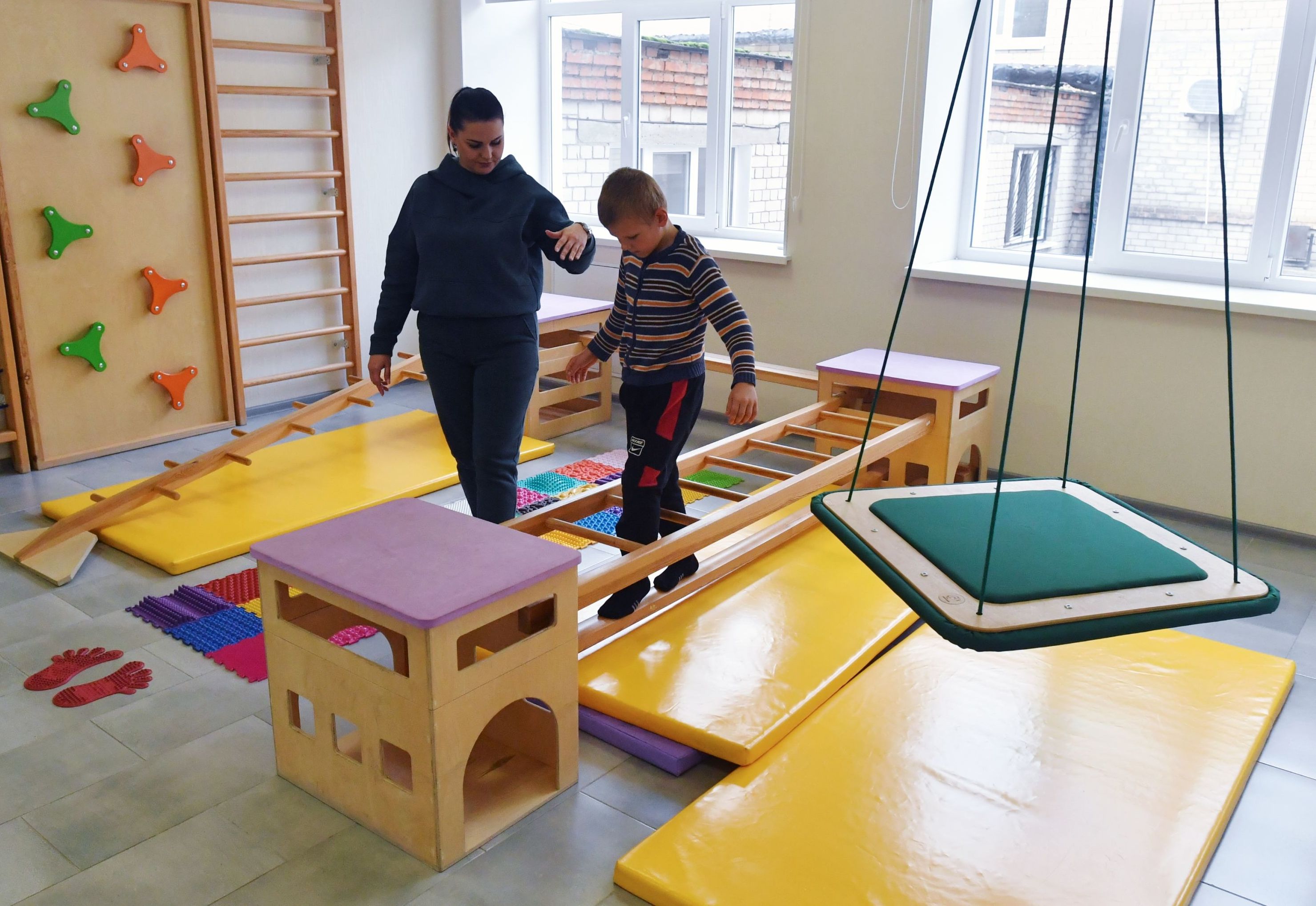 Мальчик на занятиях в социально-реабилитационном центре для детей и взрослых в Мелитополе