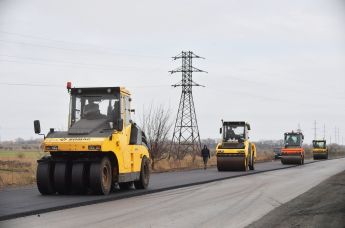 Сотрудники дорожно-строительной компании ремонтируют объездной участок дороги вокруг Мелитополя на трассе Харьков - Джанкой