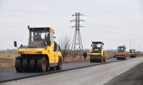 Сотрудники дорожно-строительной компании ремонтируют объездной участок дороги вокруг Мелитополя на трассе Харьков - Джанкой