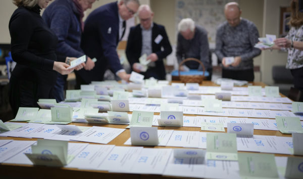 Сотрудники избирательной комиссии подсчитывают бюллетени на избирательном участке в Таллинне, Эстония, 5 марта 2023